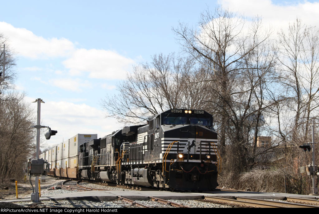 NS 9475 leads train 204 northbound